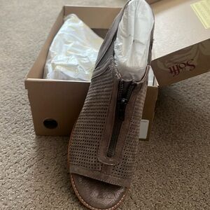 Never worn Söfft Nalda zip sandal in smoke suede size 8.5.